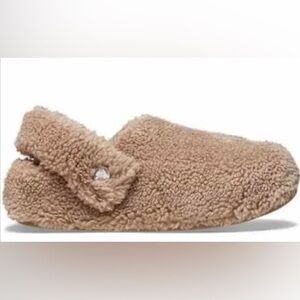 Cozy Tan Fuzzy Cozzy Slippers womens size 9- men’s 7 NWT